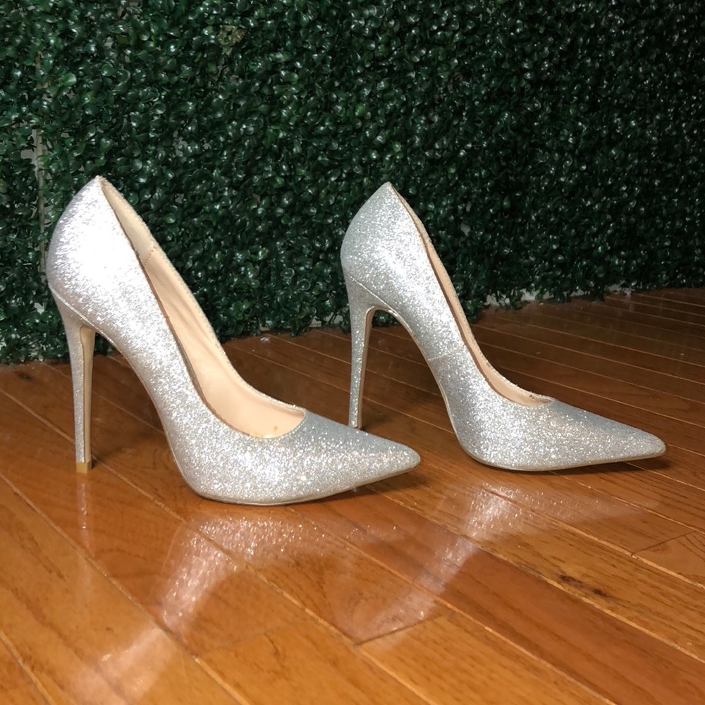 Silver sparkly pump.